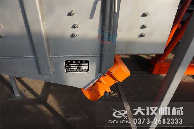 520吊掛式直線(xiàn)振動(dòng)篩細(xì)節(jié)